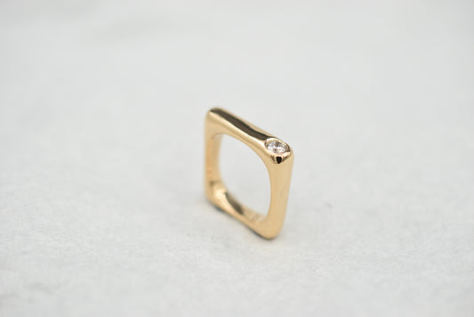 Our unique 'Flowstate' design featuring a round diamond.