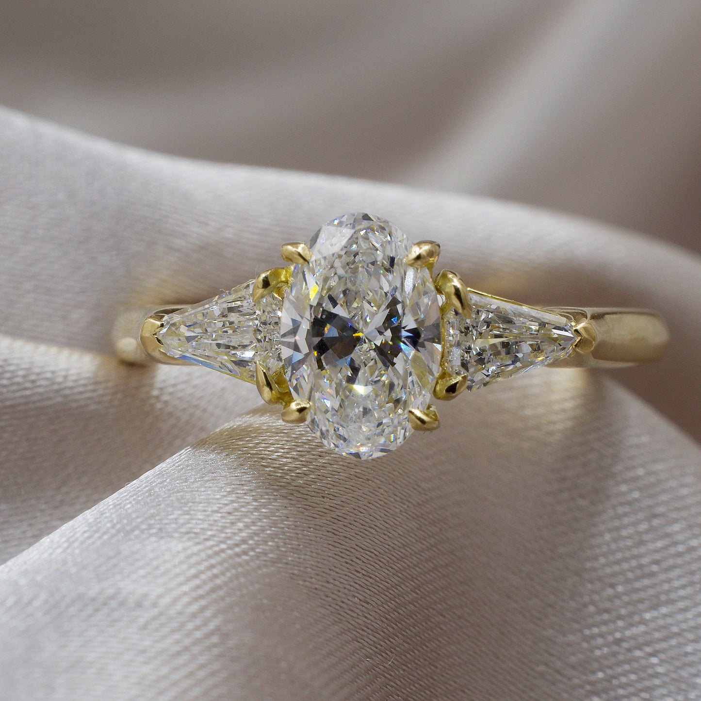 THALORIA | THREE STONE OVAL DIAMOND ENGAGEMENT RING