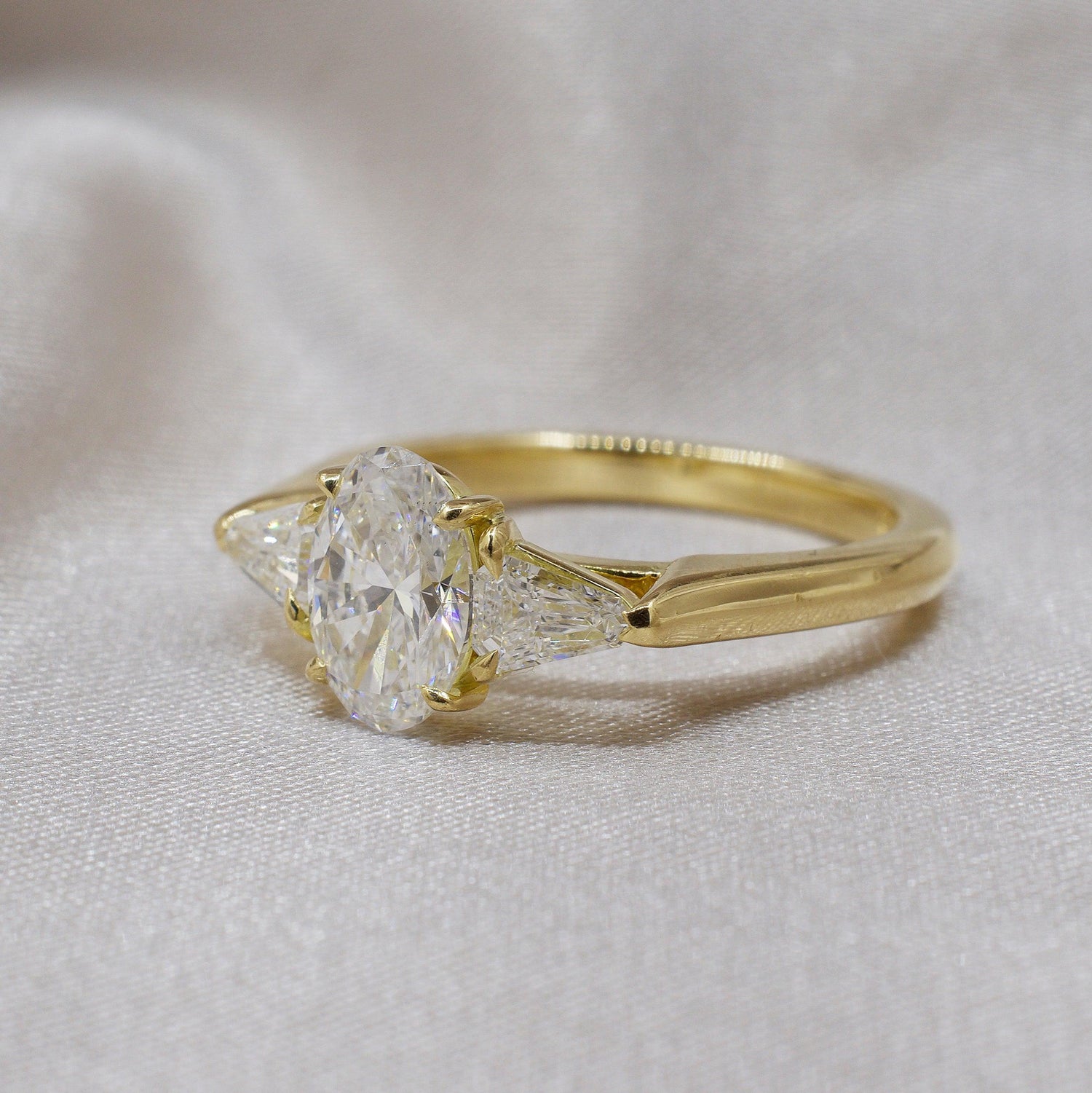 THALORIA | THREE STONE OVAL DIAMOND ENGAGEMENT RING - JTaranaki Jewellery