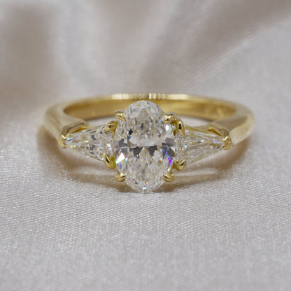 THALORIA | THREE STONE OVAL DIAMOND ENGAGEMENT RING